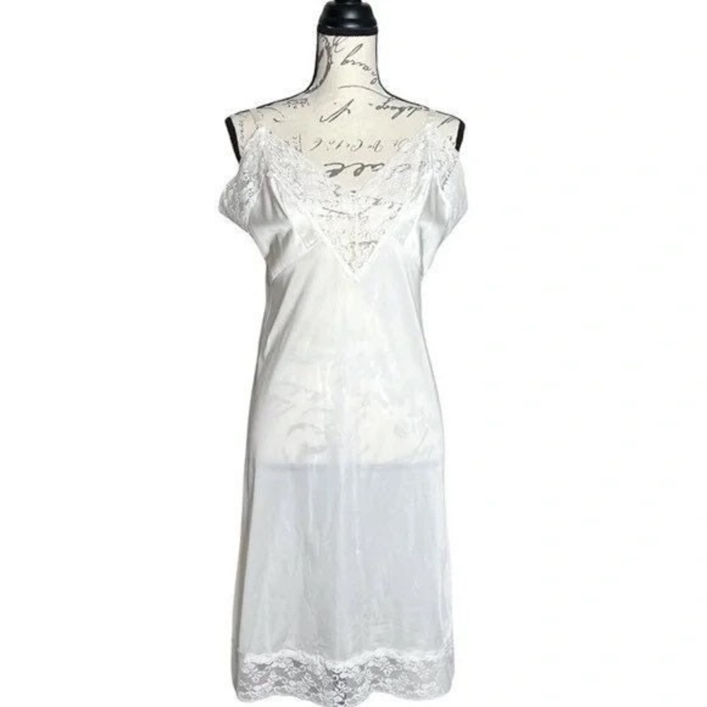 Vintage 1960s Dawn to Dusk Off White Full Slip